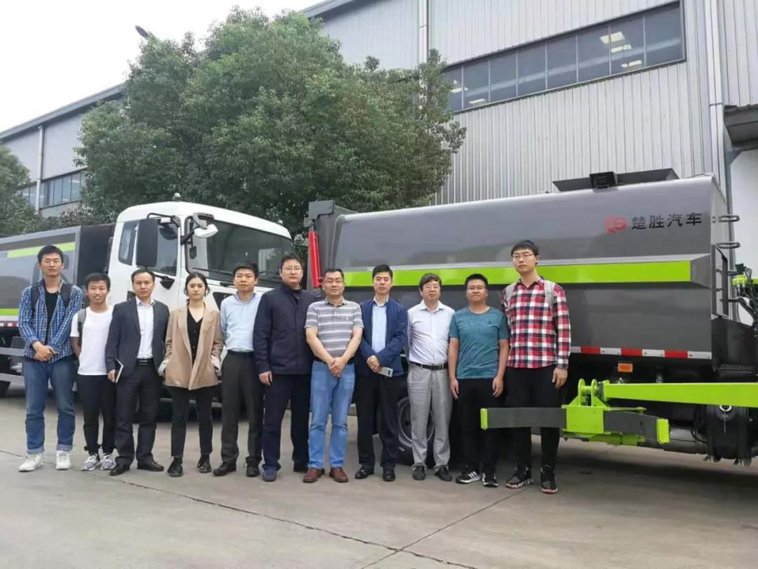 驚艷！“智能機(jī)械臂”自裝卸式垃圾車震撼問世