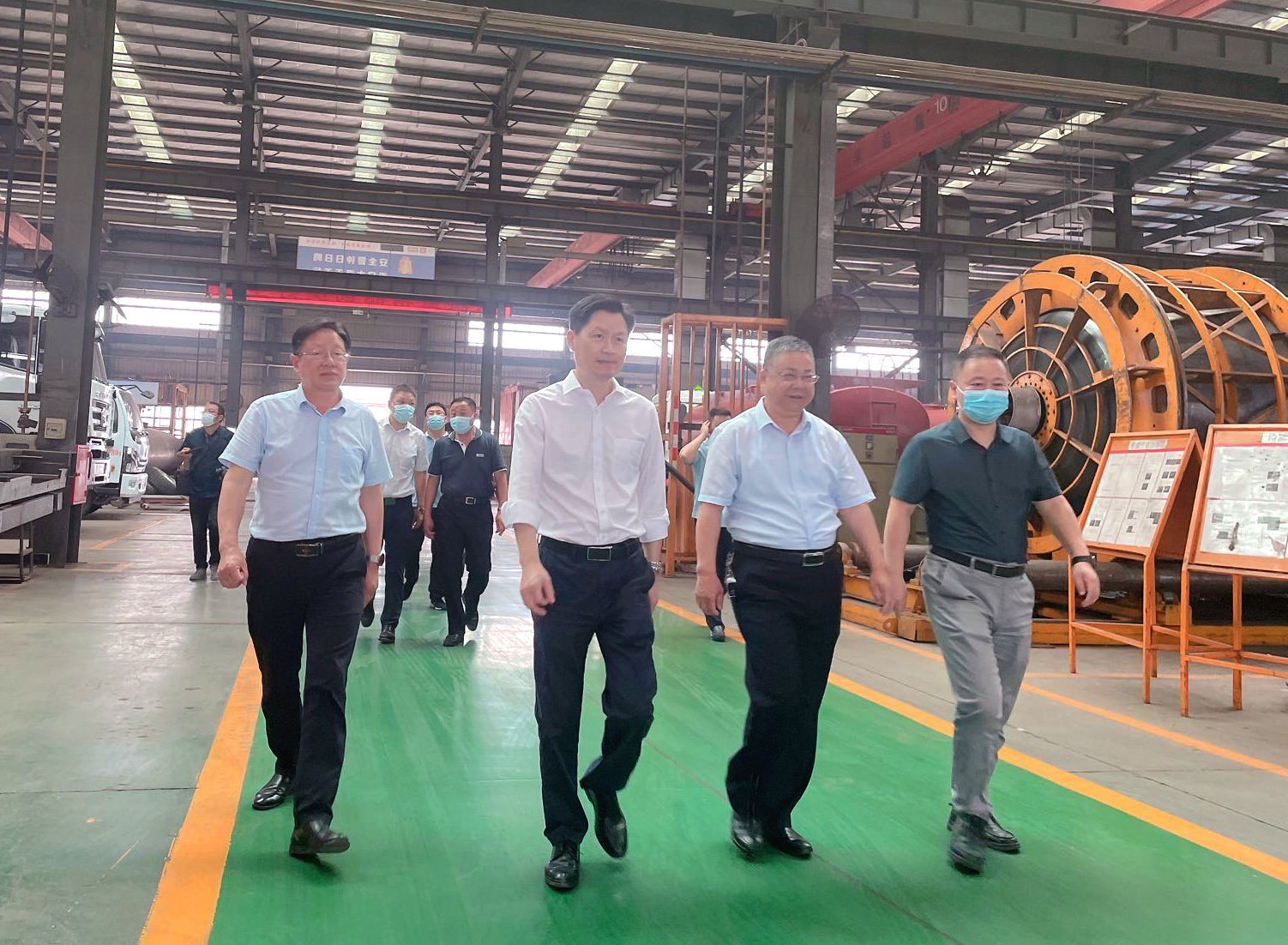 市委常委、常務(wù)副市長甘國棟一行蒞臨楚勝汽車集團(tuán)調(diào)研